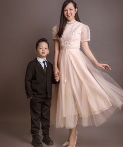 #TTTY 1197	ĐỨA TRẺ TRƯỚC CỔNG BIỆT THỰ