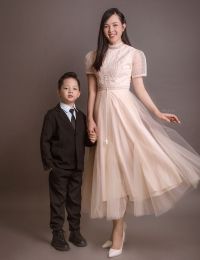 #TTTY 1197	ĐỨA TRẺ TRƯỚC CỔNG BIỆT THỰ