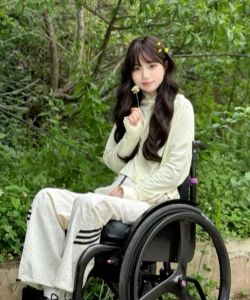 #TTTY 1198	Người Mẹ Trên Chiếc Xe Lăn